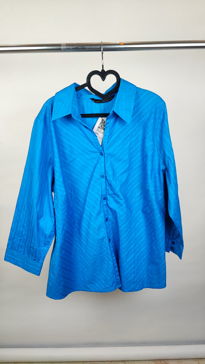 شومیز زنانه سایزبزرگ برند Ella J Black Label استوک وارداتی رنگ آبی روشن راه راه ظریف مناسب استایل کژوال