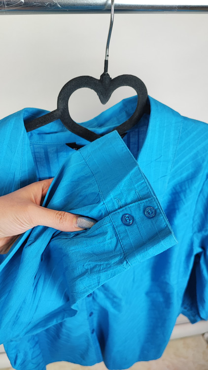 شومیز زنانه سایزبزرگ برند Ella J Black Label استوک وارداتی رنگ آبی روشن راه راه ظریف مناسب استایل کژوال