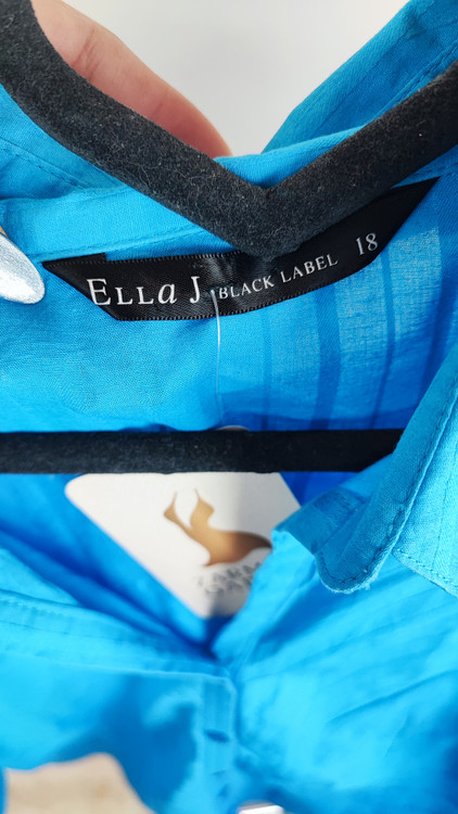 شومیز زنانه سایزبزرگ برند Ella J Black Label استوک وارداتی رنگ آبی روشن راه راه ظریف مناسب استایل کژوال