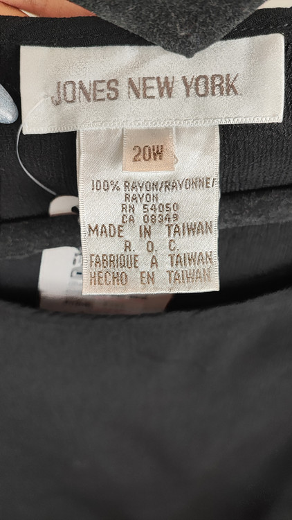 تیشرت مشکی سایزبزرگ زنانه برند جونز نیویورک استوک وارداتی کد ۲۰۷۲ مناسب استایل روزمره