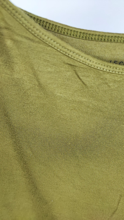 تاپ زنانه استوک خارجی برند لو چاتو رنگ سبز ماشی (خردلی) مناسب سایز ۳۸ و ۴۰ گرید B