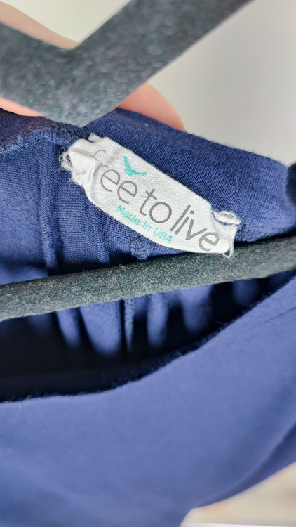 تیشرت زنانه سایز بزرگ برند Free to Live رنگ سرمهای استوک وارداتی مناسب استایل راحتی