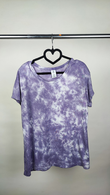 تیشرت زنانه وارداتی برند Luxe Tie Dye رنگ بنفش ابر و بادی استوک با تنخور آزاد مناسب سایز بزرگ