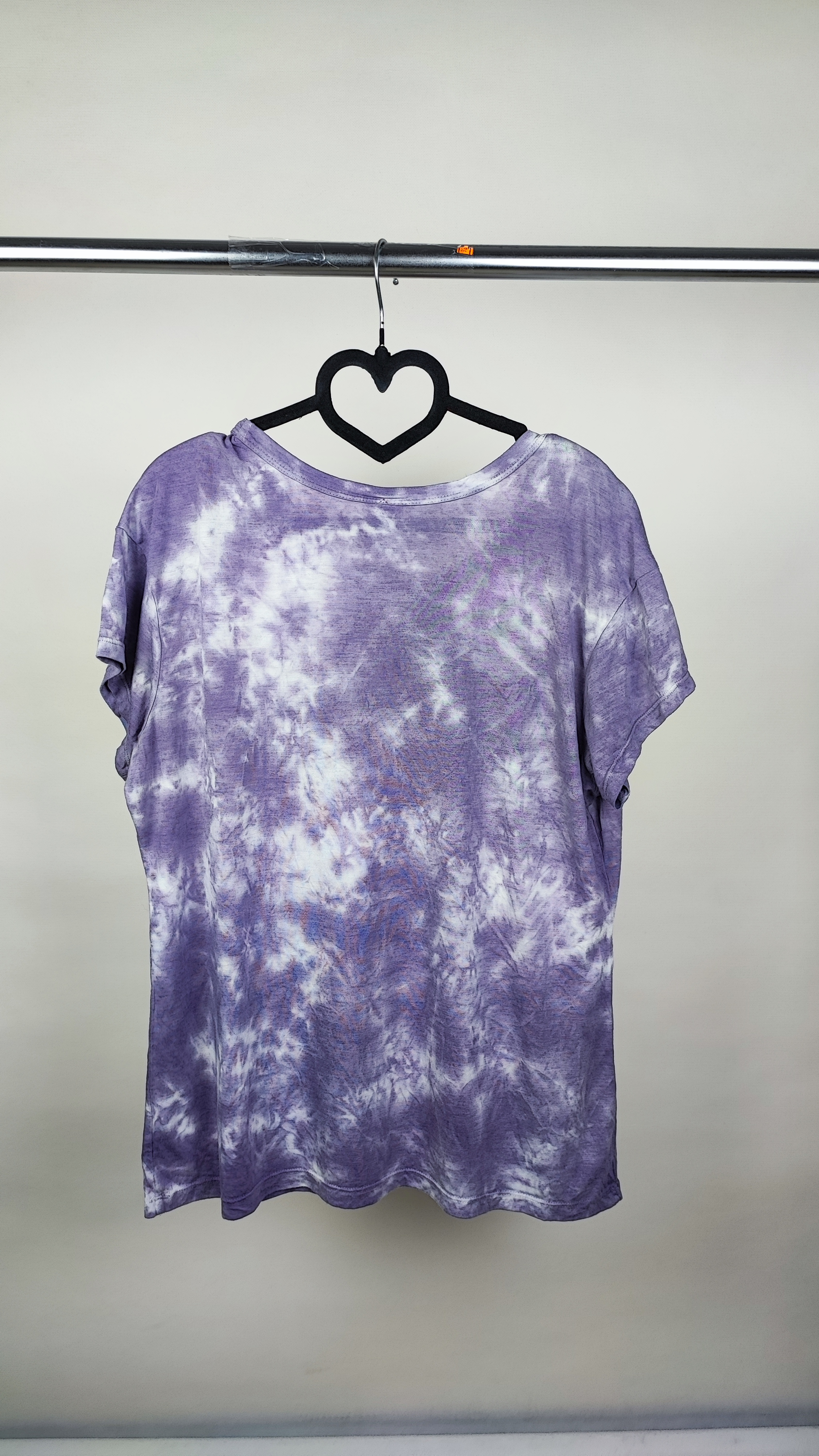 تیشرت زنانه وارداتی برند Luxe Tie Dye رنگ بنفش ابر و بادی استوک با تنخور آزاد مناسب سایز بزرگ