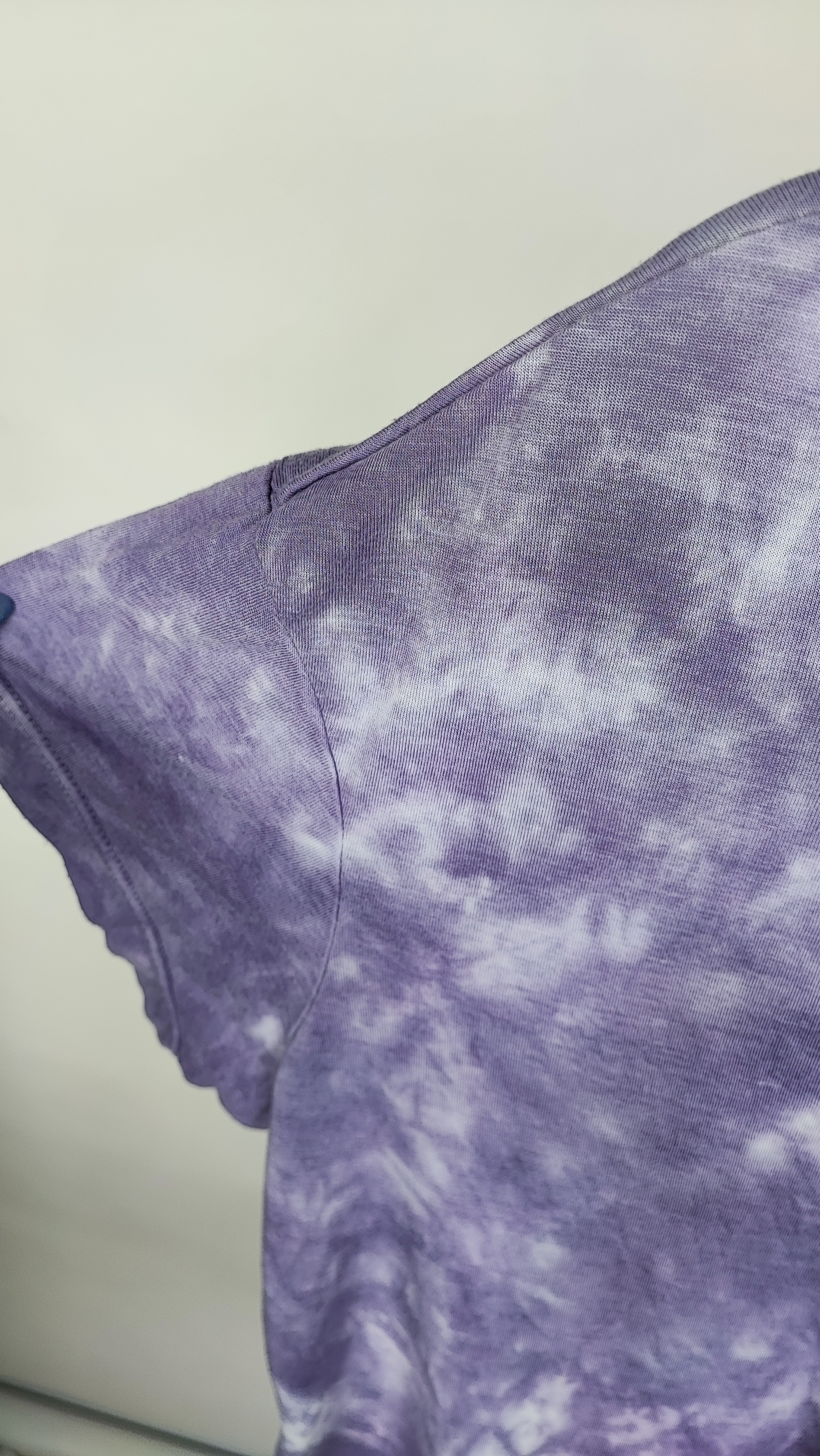 تیشرت زنانه وارداتی برند Luxe Tie Dye رنگ بنفش ابر و بادی استوک با تنخور آزاد مناسب سایز بزرگ