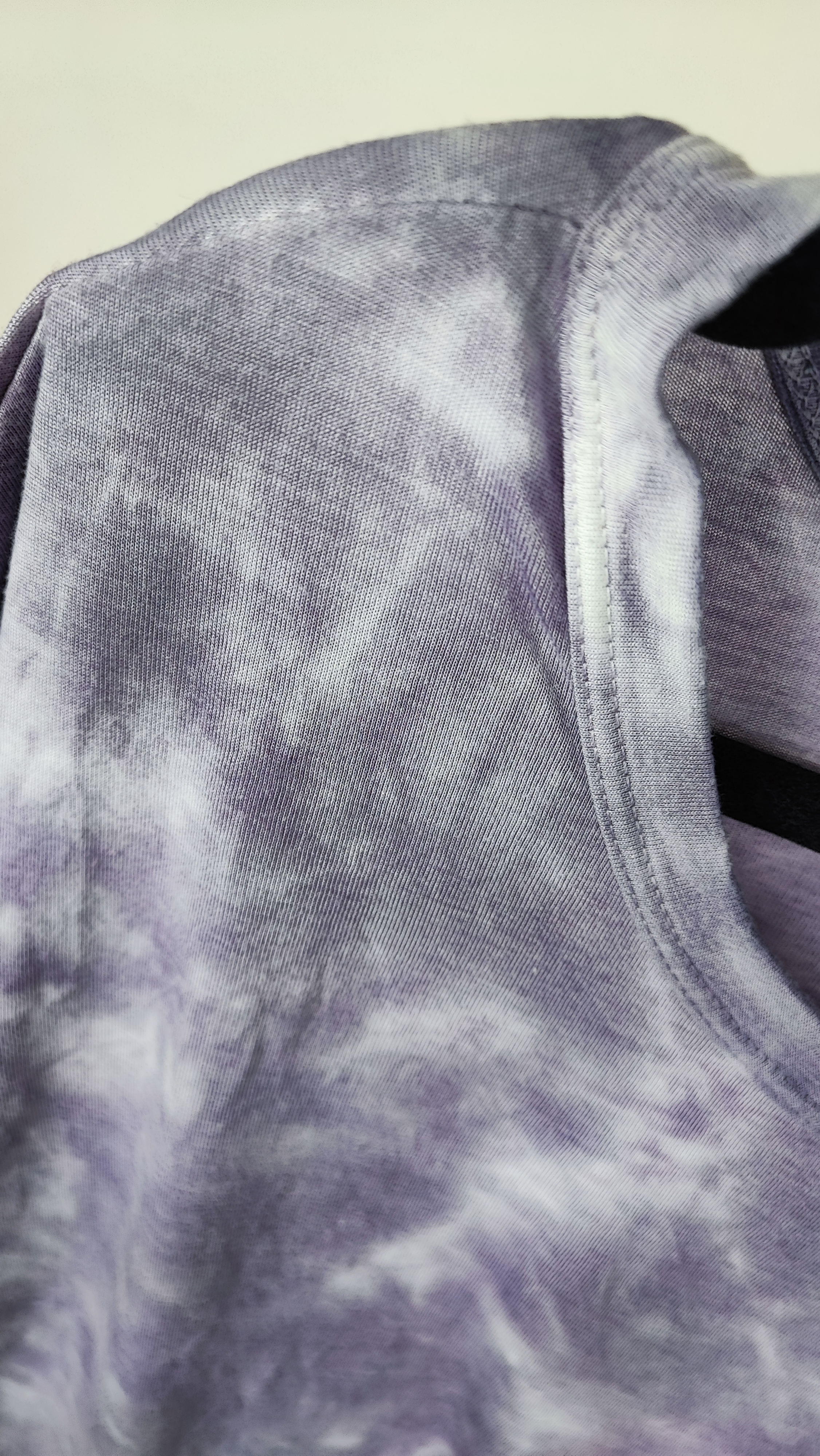 تیشرت زنانه وارداتی برند Luxe Tie Dye رنگ بنفش ابر و بادی استوک با تنخور آزاد مناسب سایز بزرگ