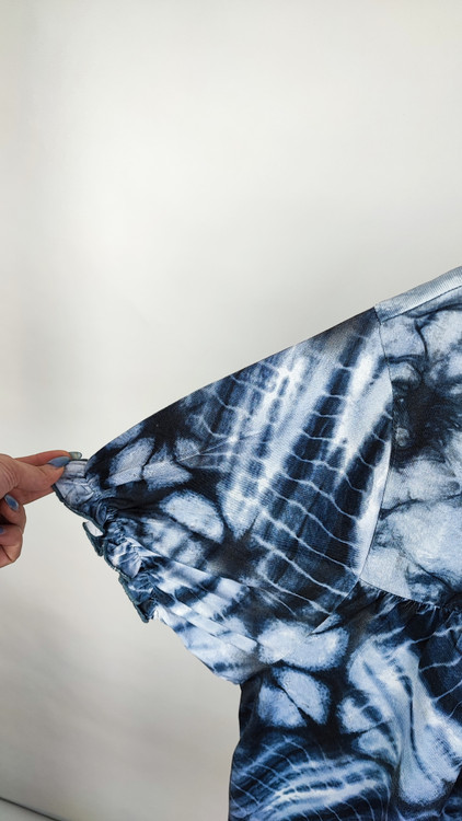 شومیز زنانه سایز بزرگ برند سوزان بترو رنگ سرمهای سفید ابروبادی مدل آستین کوتاه مناسب استایل روزمره