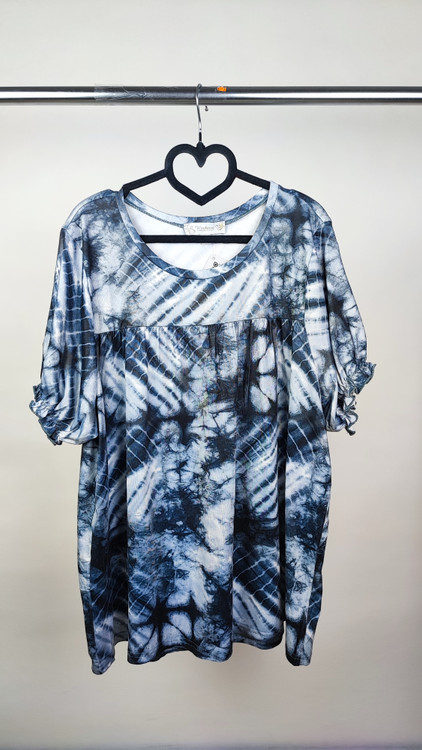 شومیز زنانه سایز بزرگ برند سوزان بترو رنگ سرمهای سفید ابروبادی مدل آستین کوتاه مناسب استایل روزمره