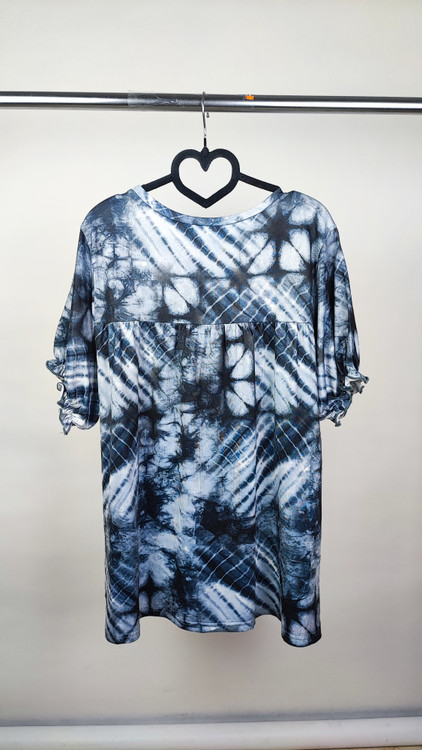 شومیز زنانه سایز بزرگ برند سوزان بترو رنگ سرمهای سفید ابروبادی مدل آستین کوتاه مناسب استایل روزمره