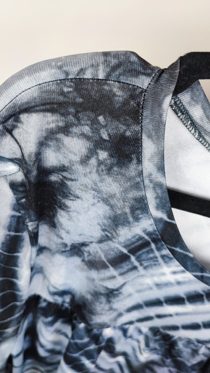 شومیز زنانه سایز بزرگ برند سوزان بترو رنگ سرمهای سفید ابروبادی مدل آستین کوتاه مناسب استایل روزمره