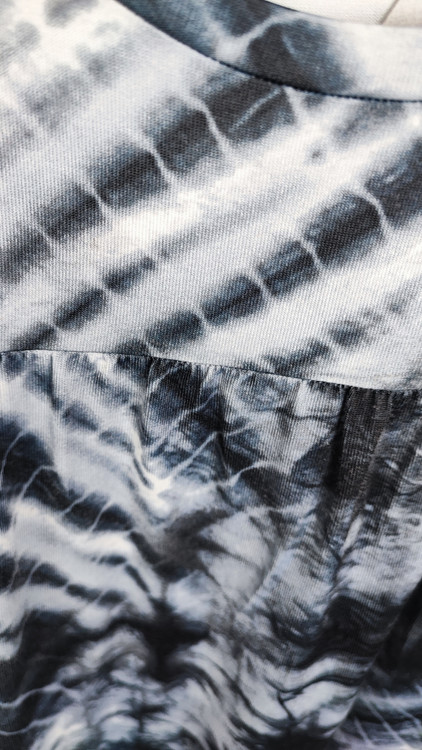 شومیز زنانه سایز بزرگ برند سوزان بترو رنگ سرمهای سفید ابروبادی مدل آستین کوتاه مناسب استایل روزمره