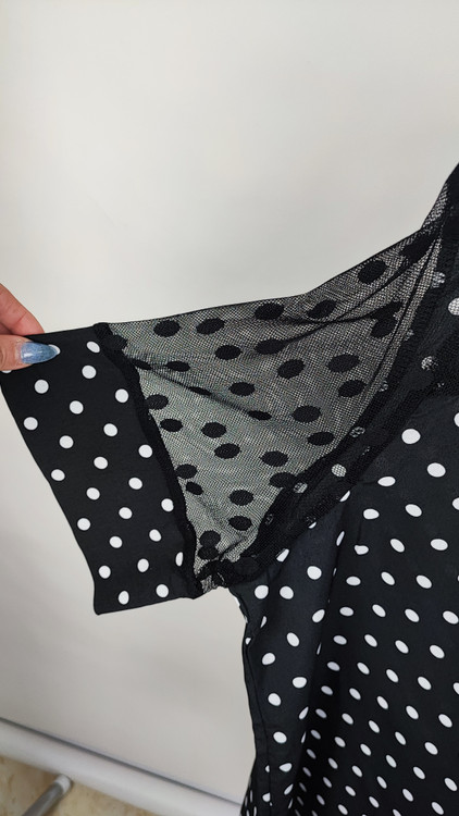 شومیز زنانه سایز بزرگ مشکی خالخالی با آستین و یقه تور حریر برند خارجی