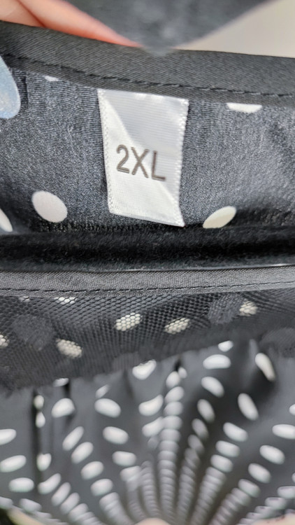 شومیز زنانه سایز بزرگ مشکی خالخالی با آستین و یقه تور حریر برند خارجی