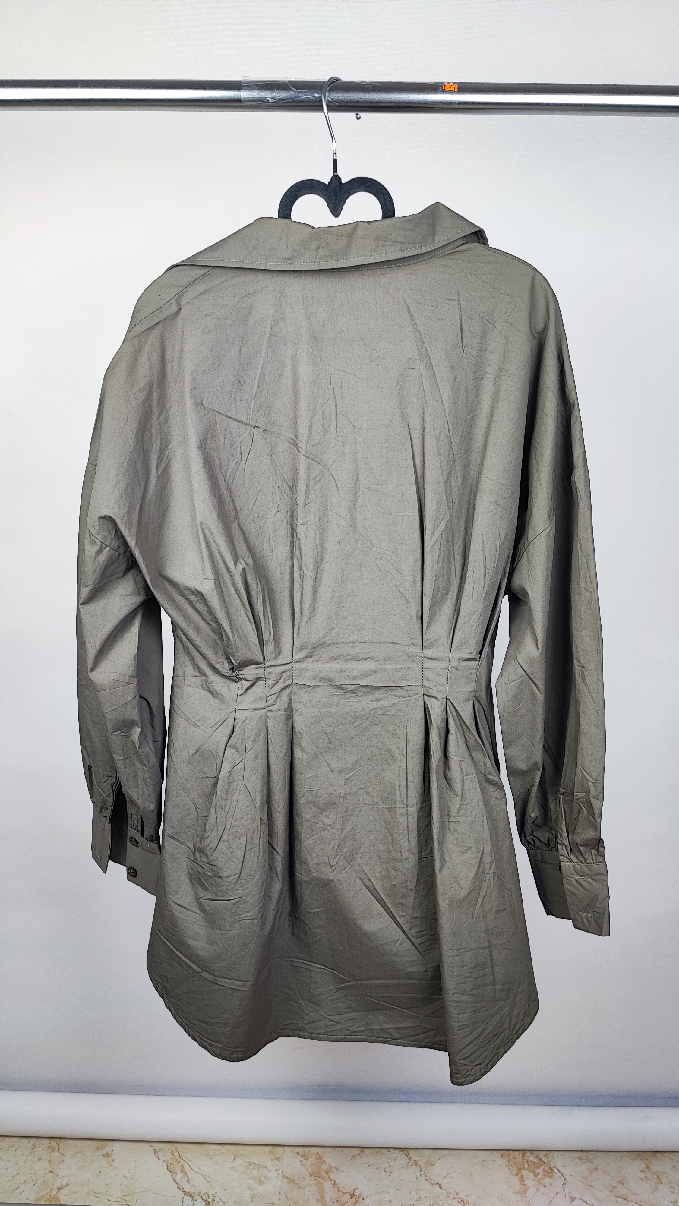 شومیز زنانه برند شیاین رنگ سبز زیتونی استوک وارداتی کد ۲۰۲۹ مناسب استایل روزمره