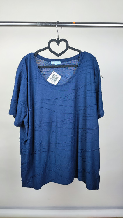 شومیز زنانه سایز بزرگ برند Penmans Plus رنگ سرمهای تیره با بافت طرحدار ریز مناسب سایز ۵۶ تا ۵۸