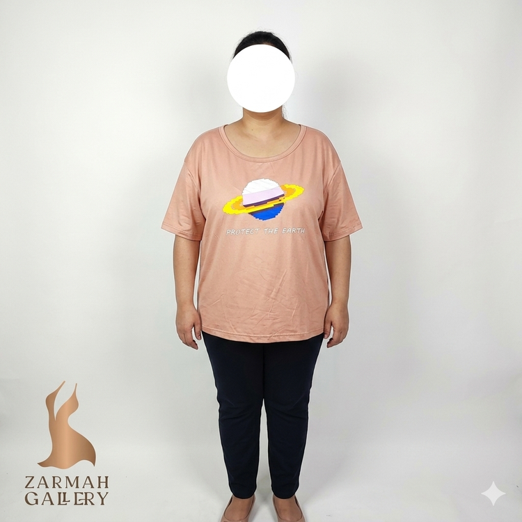 تیشرت زنانه سایز بزرگ رنگ گلبهی برند استوک وارداتی با طرح سیاره زحل کد 2061 مناسب استایل راحتی