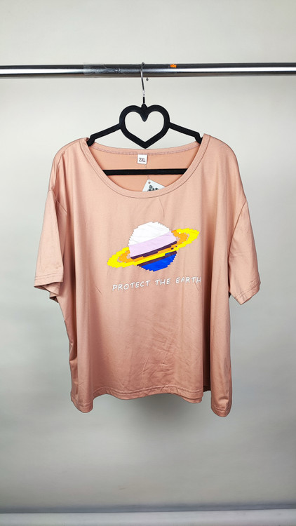 تیشرت زنانه سایز بزرگ رنگ گلبهی برند استوک وارداتی با طرح سیاره زحل کد 2061 مناسب استایل راحتی