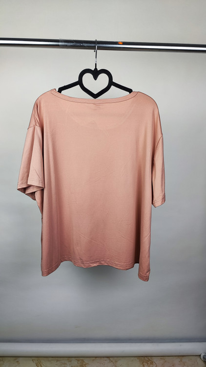 تیشرت زنانه سایز بزرگ رنگ گلبهی برند استوک وارداتی با طرح سیاره زحل کد 2061 مناسب استایل راحتی