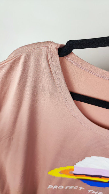 تیشرت زنانه سایز بزرگ رنگ گلبهی برند استوک وارداتی با طرح سیاره زحل کد 2061 مناسب استایل راحتی