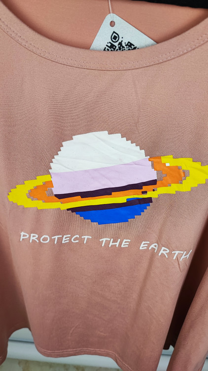 تیشرت زنانه سایز بزرگ رنگ گلبهی برند استوک وارداتی با طرح سیاره زحل کد 2061 مناسب استایل راحتی