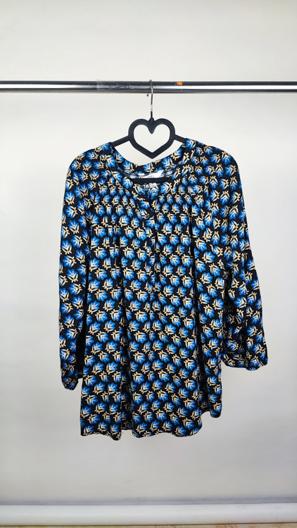 تنخور شومیز زنانه سایزبزرگ برند Croft & Barrow رنگ سرمهای با طرح گلهای آبی تیره، جنس ریون ضد حساسیت، موجود در فروشگاه زرماه گالری