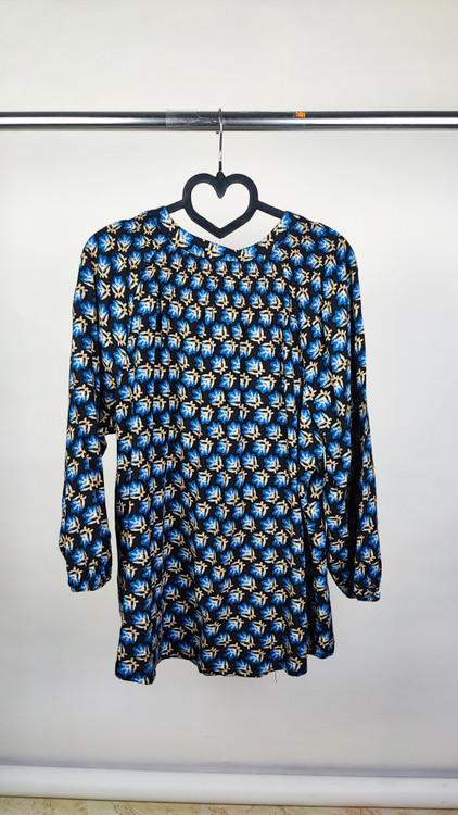 تنخور شومیز زنانه سایزبزرگ برند Croft & Barrow رنگ سرمهای با طرح گلهای آبی تیره، جنس ریون ضد حساسیت، موجود در فروشگاه زرماه گالری