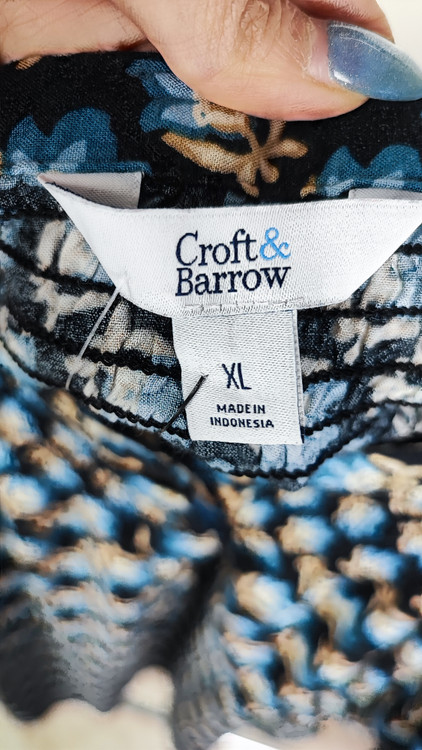 تنخور شومیز زنانه سایزبزرگ برند Croft & Barrow رنگ سرمهای با طرح گلهای آبی تیره، جنس ریون ضد حساسیت، موجود در فروشگاه زرماه گالری