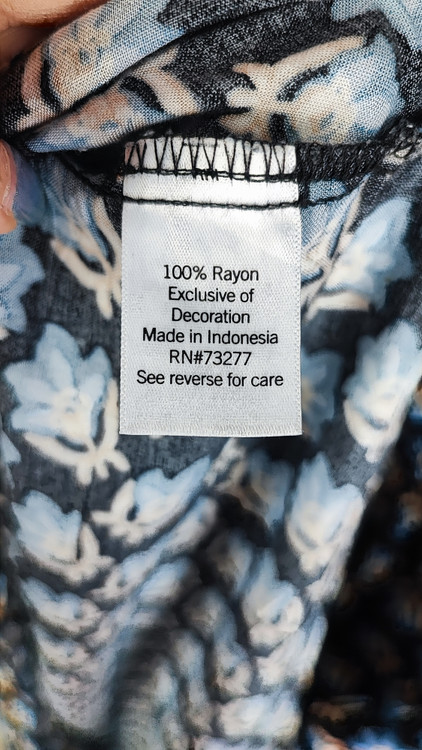 تنخور شومیز زنانه سایزبزرگ برند Croft & Barrow رنگ سرمهای با طرح گلهای آبی تیره، جنس ریون ضد حساسیت، موجود در فروشگاه زرماه گالری