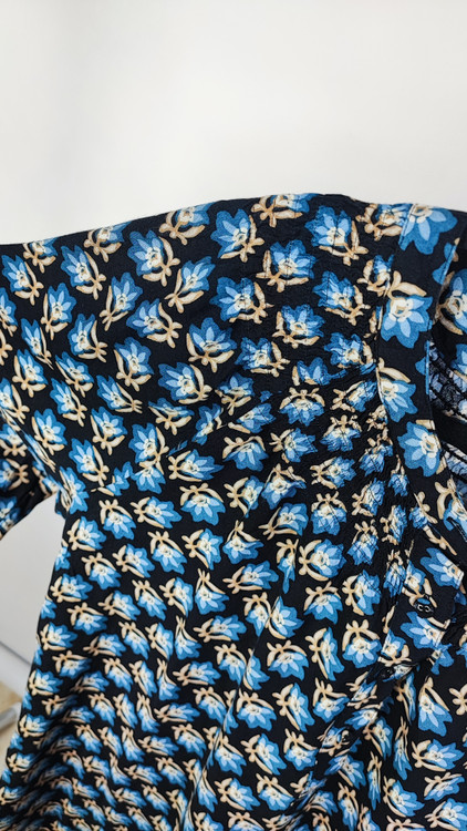 تنخور شومیز زنانه سایزبزرگ برند Croft & Barrow رنگ سرمهای با طرح گلهای آبی تیره، جنس ریون ضد حساسیت، موجود در فروشگاه زرماه گالری