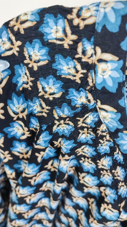 تنخور شومیز زنانه سایزبزرگ برند Croft & Barrow رنگ سرمهای با طرح گلهای آبی تیره، جنس ریون ضد حساسیت، موجود در فروشگاه زرماه گالری