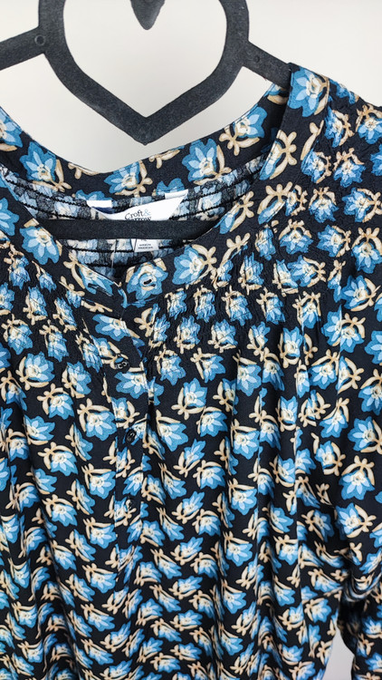 تنخور شومیز زنانه سایزبزرگ برند Croft & Barrow رنگ سرمهای با طرح گلهای آبی تیره، جنس ریون ضد حساسیت، موجود در فروشگاه زرماه گالری