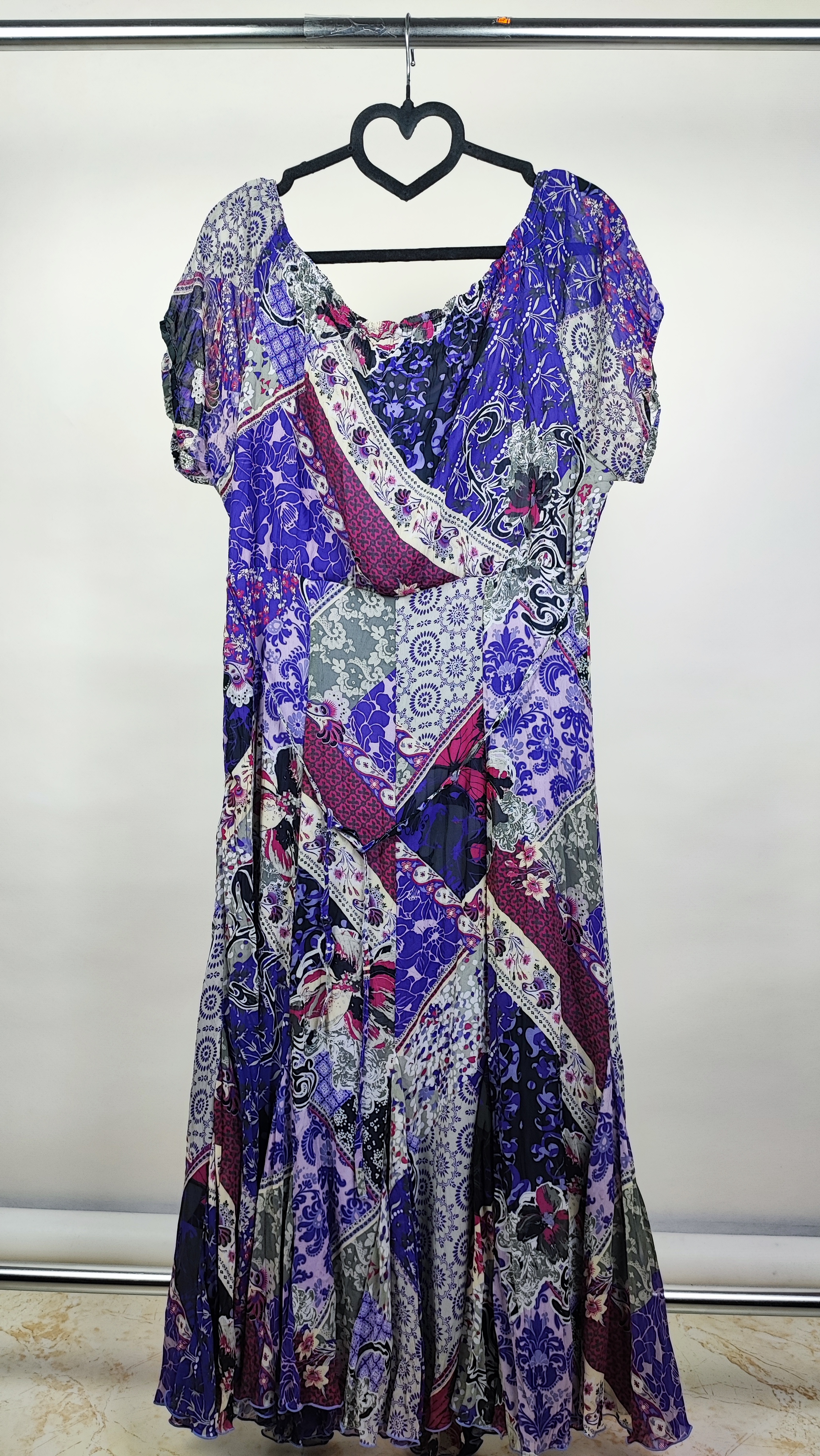 پیراهن زنانه ماکسی برند اس اولیور (s.Oliver) استوک وارداتی با طرح گلدار بنفش و آستین پفی پفکی