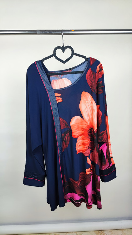 شومیز زنانه سایزبزرگ رنگ سرمهای با گلهای بزرگ نارنجی استوک خارجی