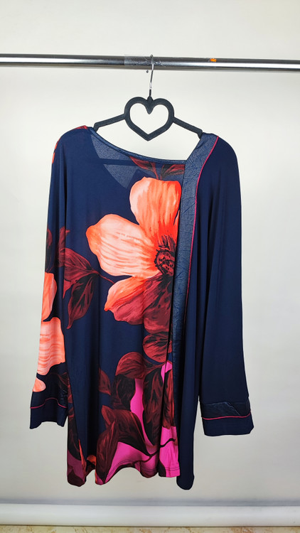 شومیز زنانه سایزبزرگ رنگ سرمهای با گلهای بزرگ نارنجی استوک خارجی