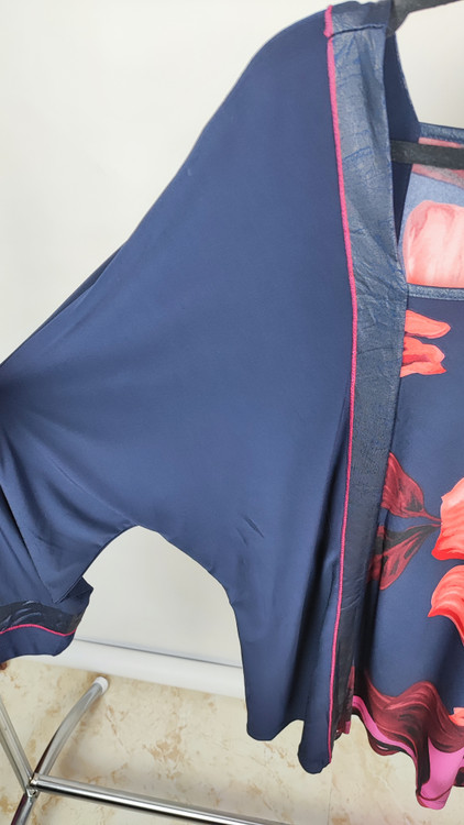 شومیز زنانه سایزبزرگ رنگ سرمهای با گلهای بزرگ نارنجی استوک خارجی