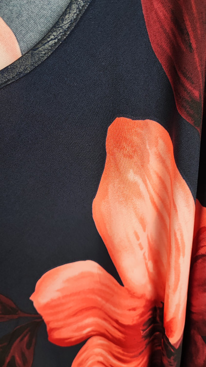 شومیز زنانه سایزبزرگ رنگ سرمهای با گلهای بزرگ نارنجی استوک خارجی