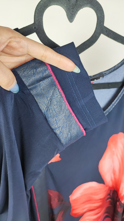 شومیز زنانه سایزبزرگ رنگ سرمهای با گلهای بزرگ نارنجی استوک خارجی