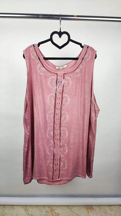 تاپ نخی زنانه سایزبزرگ رنگ کالباسی چرک با گلدوزی و دوخت تزیینی برند Tantrums استوک وارداتی