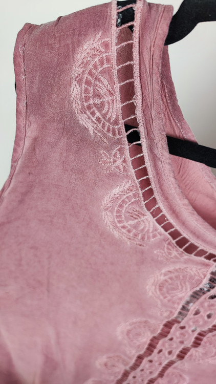 تاپ نخی زنانه سایزبزرگ رنگ کالباسی چرک با گلدوزی و دوخت تزیینی برند Tantrums استوک وارداتی