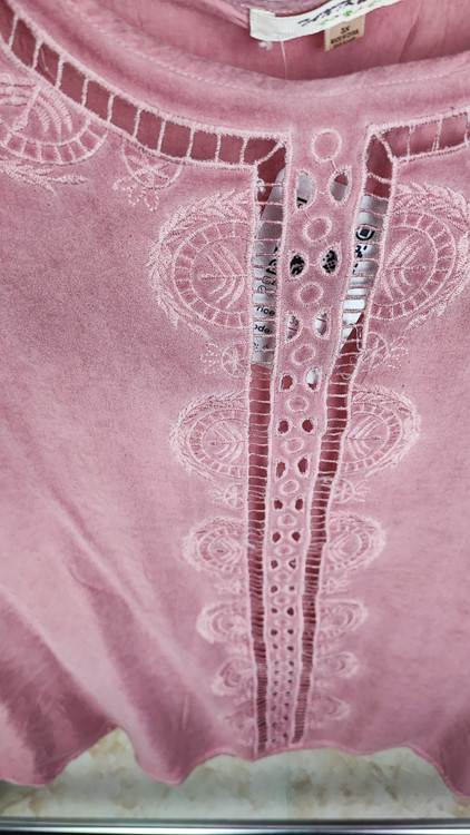 تاپ نخی زنانه سایزبزرگ رنگ کالباسی چرک با گلدوزی و دوخت تزیینی برند Tantrums استوک وارداتی