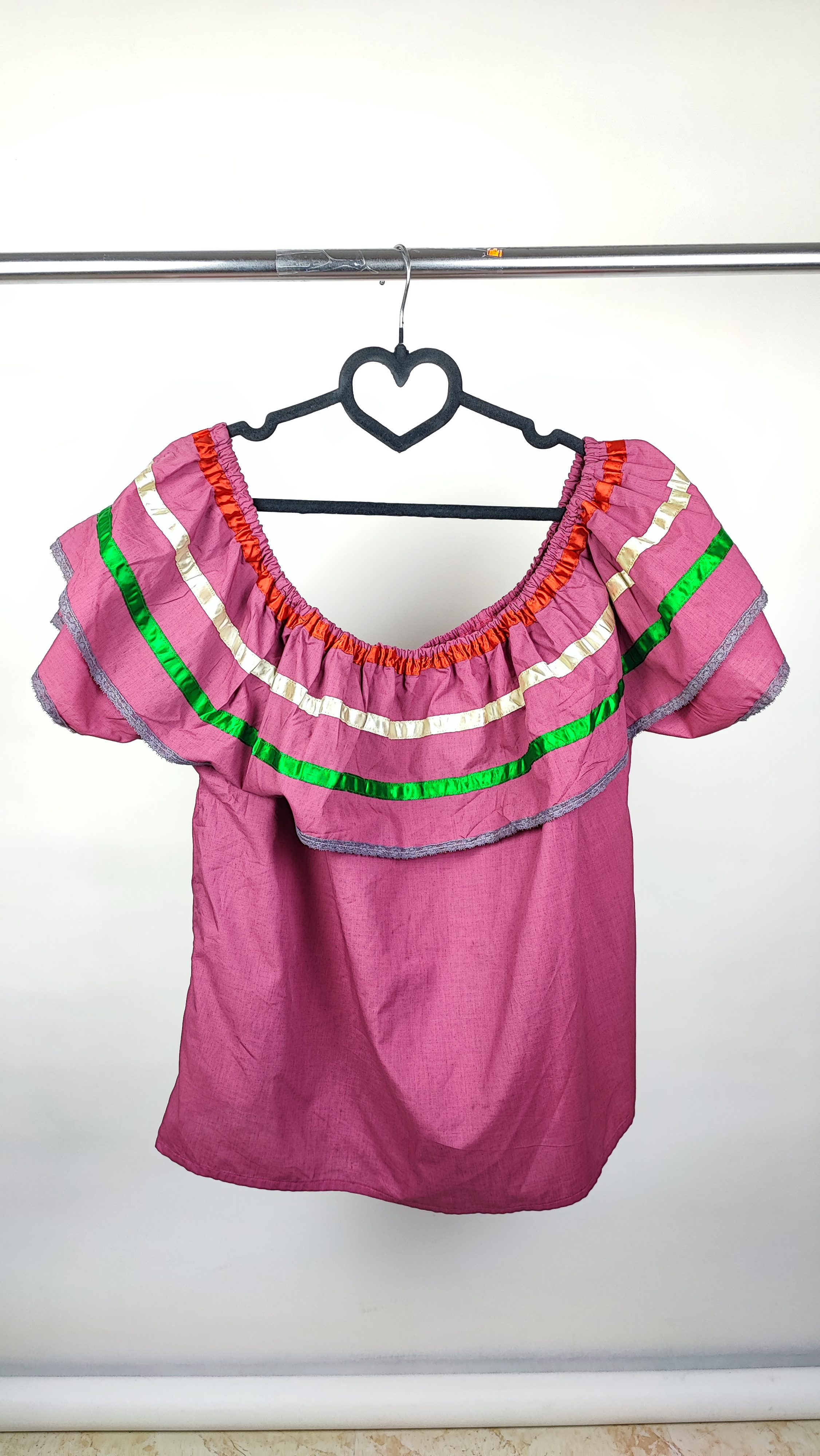 شومیز سایز بزرگ زنانه وارداتی رنگ سرخابی با یقه قایقی و نوارهای رنگی تزیینی، دارای برچسب دستدوز