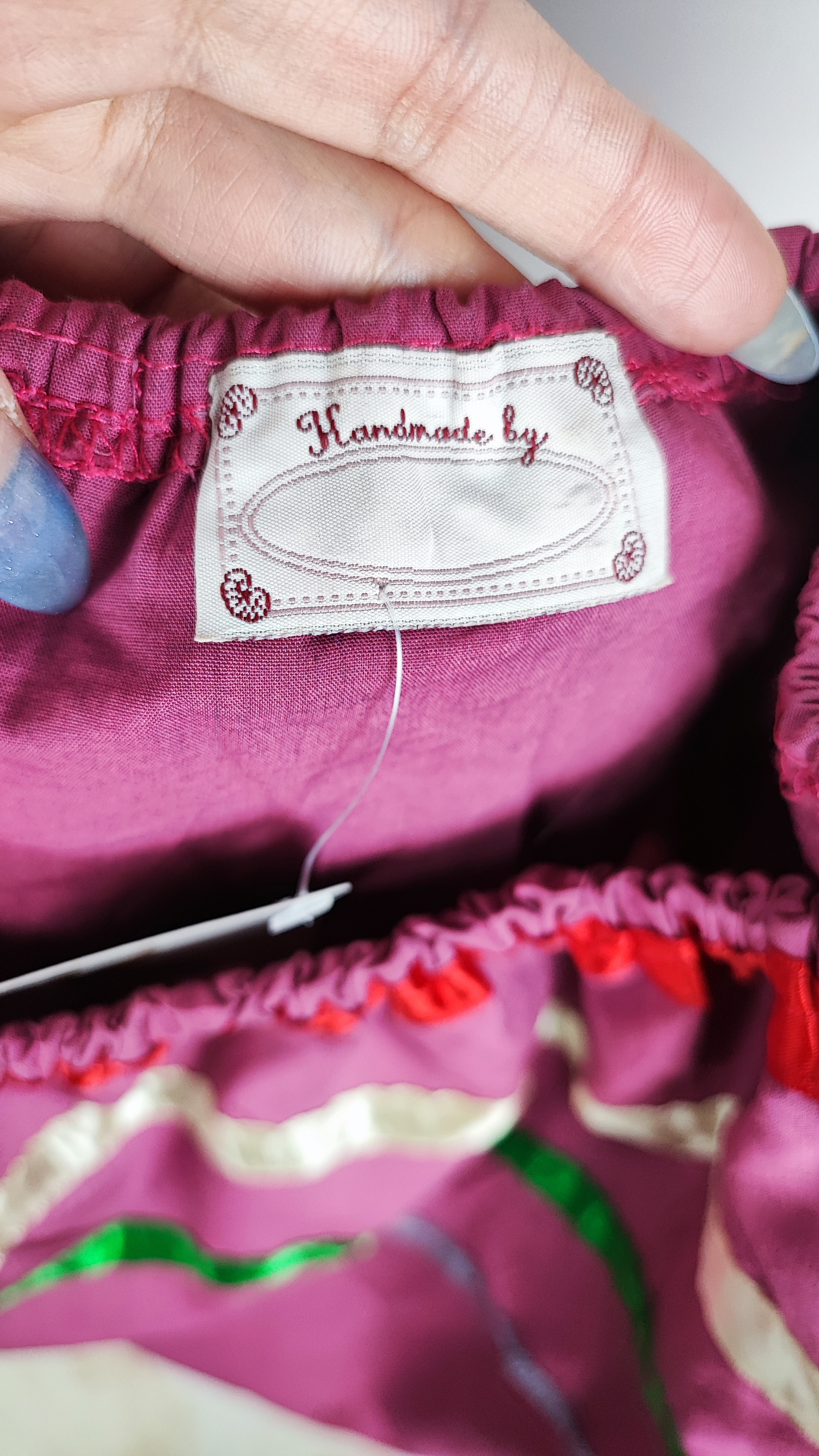 شومیز سایز بزرگ زنانه وارداتی رنگ سرخابی با یقه قایقی و نوارهای رنگی تزیینی، دارای برچسب دستدوز