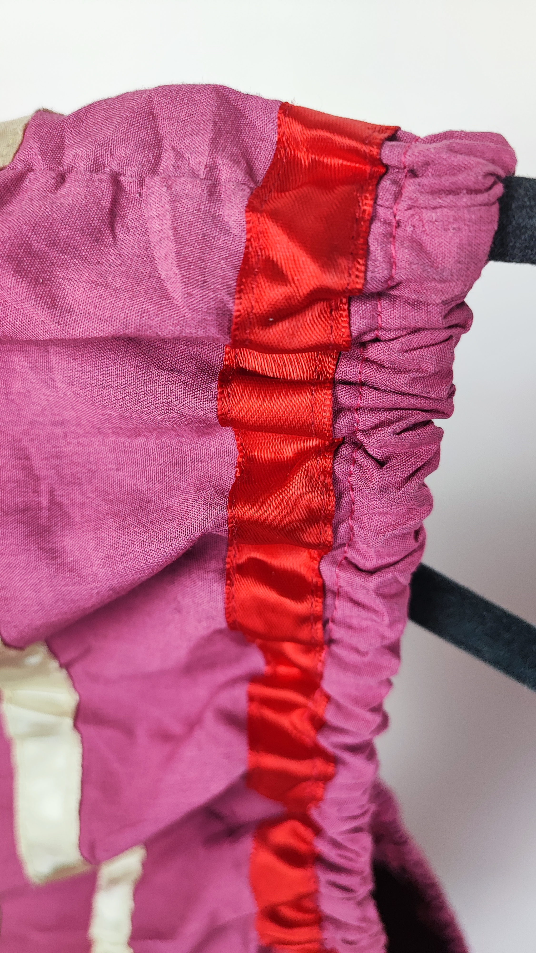 شومیز سایز بزرگ زنانه وارداتی رنگ سرخابی با یقه قایقی و نوارهای رنگی تزیینی، دارای برچسب دستدوز