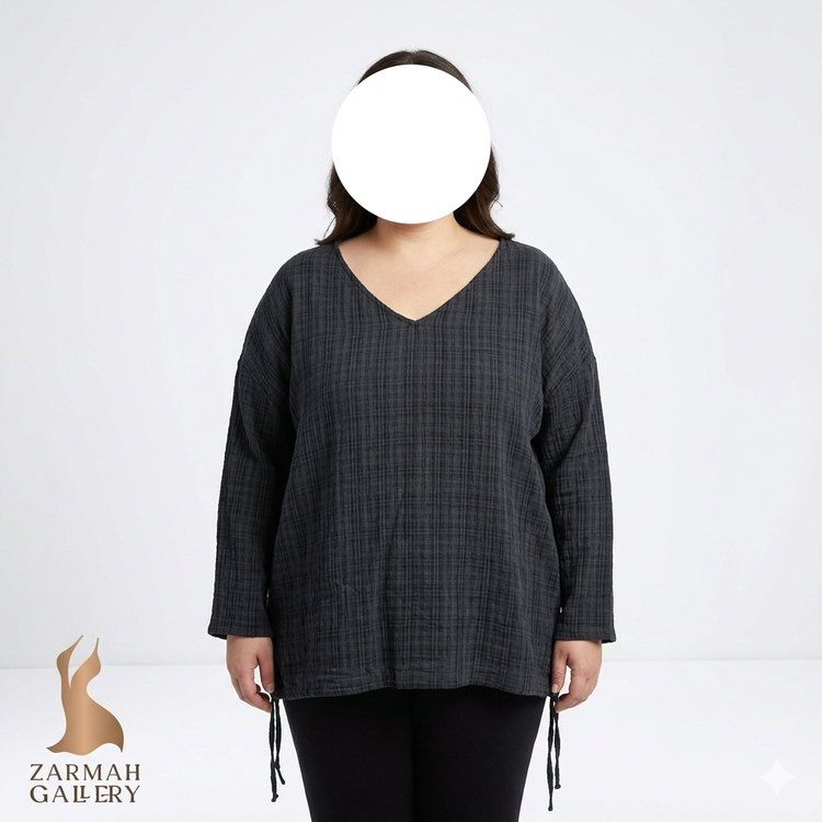 شومیز زنانه سایزبزرگ استوک برند AVA & VIV رنگ زغالی چهارخونه، یقه هفت، آستین بلند با جزئیات بند در پایین لباس