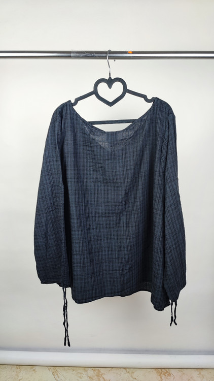 شومیز زنانه سایزبزرگ استوک برند AVA & VIV رنگ زغالی چهارخونه، یقه هفت، آستین بلند با جزئیات بند در پایین لباس