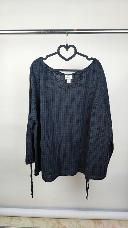 شومیز زنانه سایزبزرگ استوک برند AVA & VIV رنگ زغالی چهارخونه، یقه هفت، آستین بلند با جزئیات بند در پایین لباس