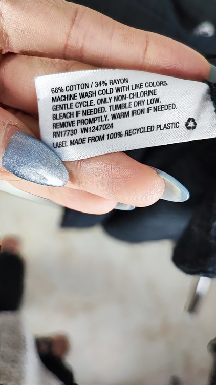 شومیز زنانه سایزبزرگ استوک برند AVA & VIV رنگ زغالی چهارخونه، یقه هفت، آستین بلند با جزئیات بند در پایین لباس