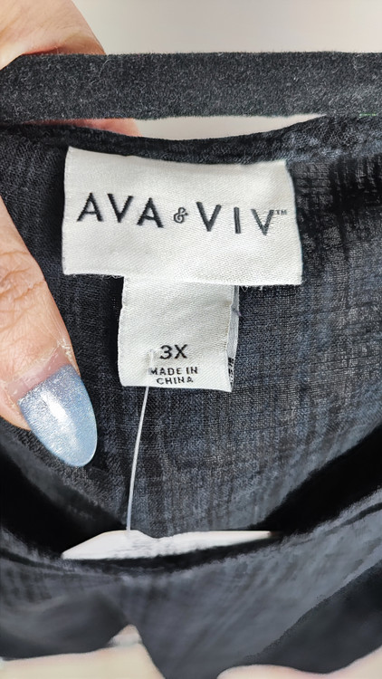 شومیز زنانه سایزبزرگ استوک برند AVA & VIV رنگ زغالی چهارخونه، یقه هفت، آستین بلند با جزئیات بند در پایین لباس