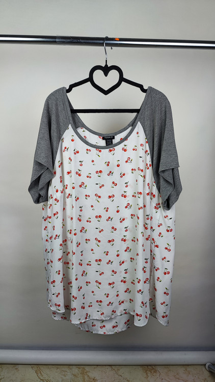 شومیز سایزبزرگ زنانه مارک تورید سفید با طرح گیلاس قرمز و آستین تیشرتی طوسی مناسب استایل کژوال روزمره