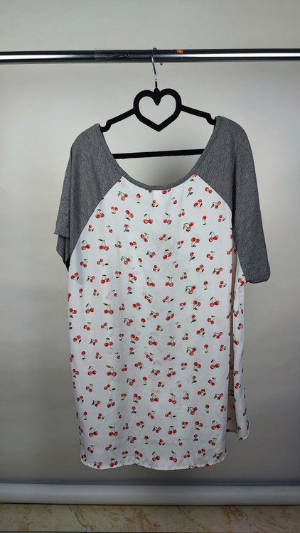 شومیز سایزبزرگ زنانه مارک تورید سفید با طرح گیلاس قرمز و آستین تیشرتی طوسی مناسب استایل کژوال روزمره